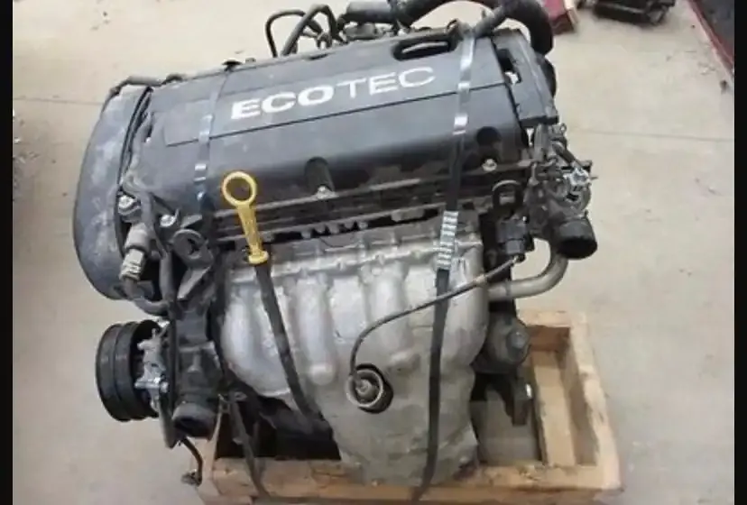 Motor a gasolina Ecotec sobre tarima en el almacén de Nino Garage